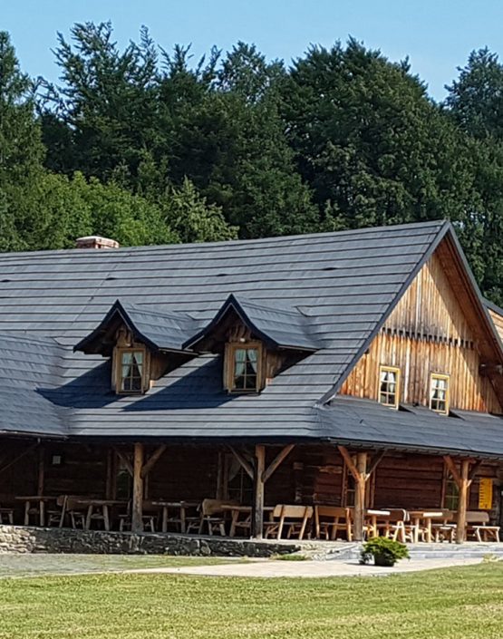 Drewniana chata w stylu góralskim